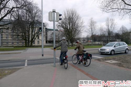 在需要过马路的时候，只要用手按一下感应器就可以让人行横道的绿灯很快两期。当然，就算你不按，很多时候司机也会停下来让你通过。