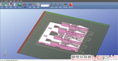 在3D打印过程中，打印头横向移动完成Y轴方向的定位。打印时要注意，托盘的温度相当高，小心烫手。底座可以前后和上下移动，完成X轴和Z轴的定位。