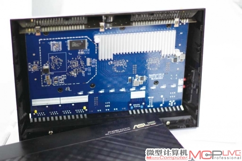 ④ 开盖后我们立马发现了AC68U的一大不同，PCB装方向和AC66U恰好相反。这个小改变将散热片和散热孔正对起来，能有效改善散热性能。