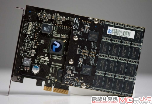 相对以往由多颗SATA控制器组成的PCI-E SSD(上)，HyperX“掠夺者”SSD的结构相当简单(下)。