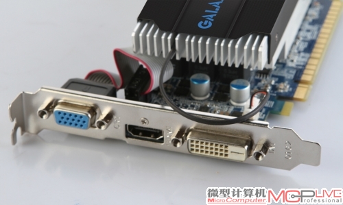 GTX750Mini的PCB虽为价格1098元半高规格，但默认搭配的接口挡片却是全高尺寸。这带来了HDMI+DVI+VGA的3接口扩展能力，但也会面临无法顺利装入只支持半高规格显卡的mini机箱中的问题。虽说买一个半高规格，支持HDMI+DVI的挡片并不贵，但我们觉得影驰应该更细心地标配这个附件。