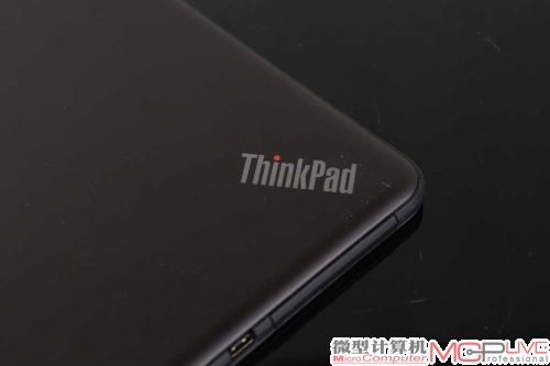 延续了ThinkPad系列的传统设计，背面“ThinkPad”标志上的红点在开机后会亮起，增添了科技感。