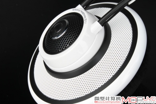 AKG Q701的耳罩通过中间的轴与支架固定，可以围绕轴在全方位上进行调整，不过每个方向上的可调角度都不大。