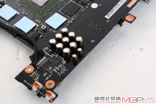 PCB的音频电路区也采用了目前华硕GAMER与ROG系列主板产品常用的分隔隔离电路设计，同时使用了大量的专业音频电路电容，以此确保GR8的音效能赶上华硕主流主板的效果。