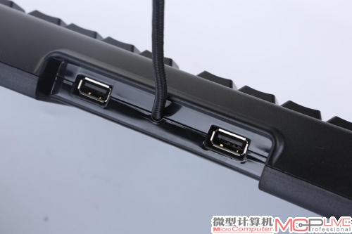 APEX M800提供了两个USB 接口，方便玩家们即插即用那些可以通过USB来进行外部输入输出的设备，十分人性化。